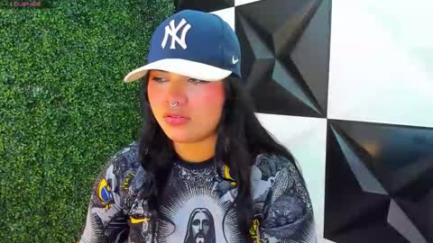 valeri_harpers4 online show from 10/23/25, 12:54