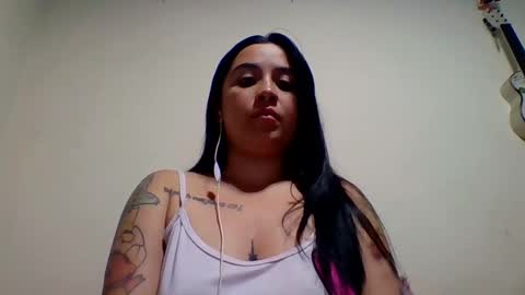 Snapshot of valeriesaenz1 chatting on 02/23/25, 03:35 online show from 02/23/25, 03:35