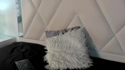 Snapshot of valerri_ chatting on 11/11/25, 02:17 valerri_ online show from 11/11/25, 02:17