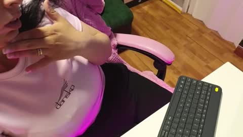 valery cute 18 online show from 01/06/26, 10:52