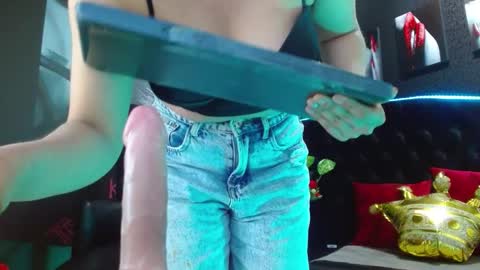 Snapshot of valery_meer_ chatting on 12/18/24, 03:11 Valeria online show from 12/18/24, 03:11