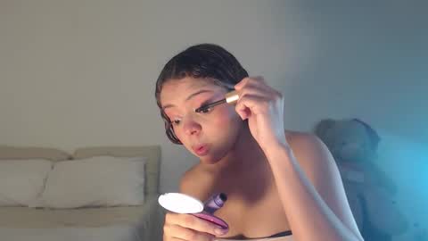 Snapshot of valientegirl_ chatting on 02/02/26, 02:43 VALIENTE online show from 02/02/26, 02:43