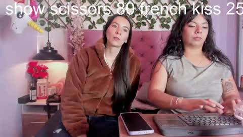 Snapshot of valkiria_and_dione chatting on 05/25/26, 01:06 Valkiria and Dione online show from 05/25/26, 01:06