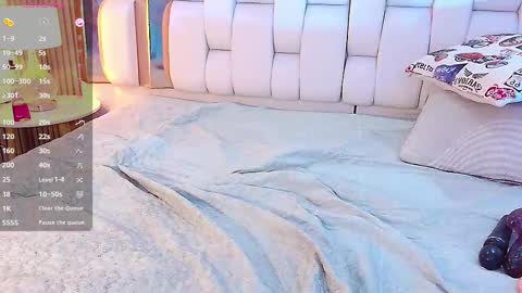 Valkiria moore  online show from 02/26/25, 10:09