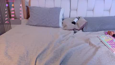 Valkiria moore  online show from 09/17/25, 09:05