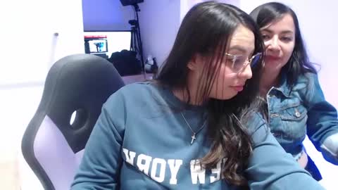 Snapshot of vall_09 chatting on 05/21/26, 12:06 Vall online show from 05/21/26, 12:06