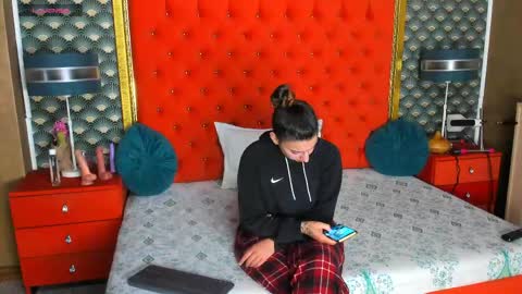 Snapshot of valleriejonnes chatting on 05/28/26, 02:25 Valerie Val V online show from 05/28/26, 02:25