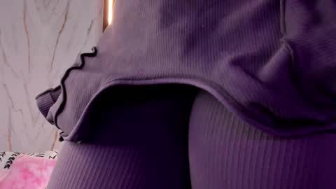 Vallolet Peach  online show from 11/08/25, 11:43