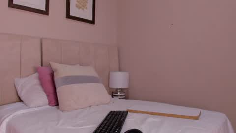 Snapshot of vanessa__cb chatting on 06/20/26, 11:35 vanessa__cb online show from 06/20/26, 11:35