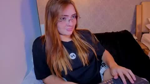 Snapshot of vanessa_foxyy chatting on 07/11/26, 08:33 vanessa_foxyy online show from 07/11/26, 08:33