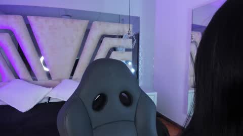 vanessaduval online show from 11/24/25, 04:12