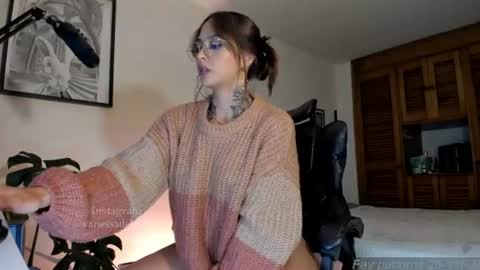 Snapshot of vanessart_ chatting on 06/15/26, 01:52 Vanessa online show from 06/15/26, 01:52