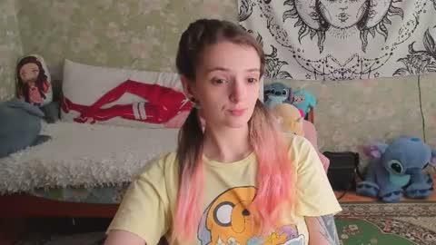 Snapshot of vanilla_arya chatting on 07/14/26, 10:21 Adelina online show from 07/14/26, 10:21