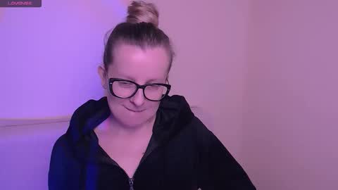 Mia online show from 11/12/25, 08:04