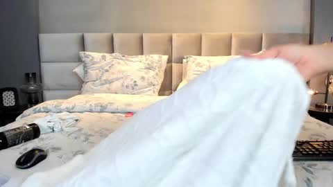 VANNA  online show from 09/25/25, 01:42