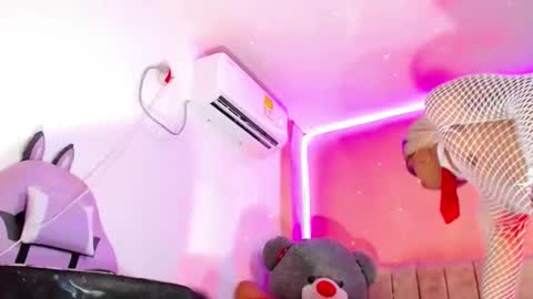 vannesa01 online show from 01/19/25, 02:47