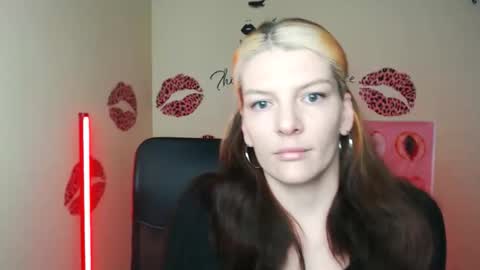 Snapshot of vanrey_ chatting on 04/19/26, 04:17 Vanessa online show from 04/19/26, 04:17