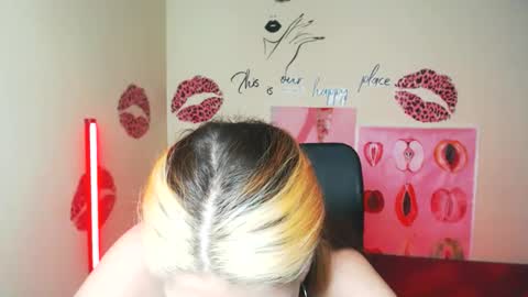 Snapshot of vanrey_ chatting on 04/19/26, 06:10 Vanessa online show from 04/19/26, 06:10