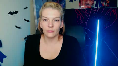 Snapshot of vanrey_ chatting on 04/20/26, 06:16 Vanessa online show from 04/20/26, 06:16