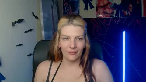 Snapshot of vanrey_ chatting on 04/28/26, 02:49 Vanessa online show from 04/28/26, 02:49