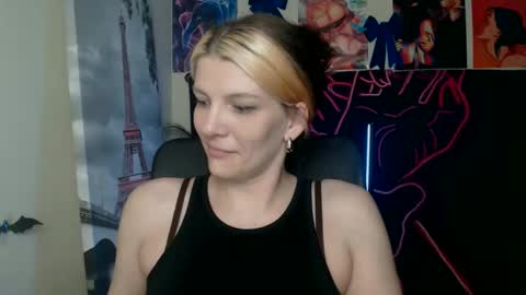 Snapshot of vanrey_ chatting on 05/05/26, 05:37 Vanessa online show from 05/05/26, 05:37