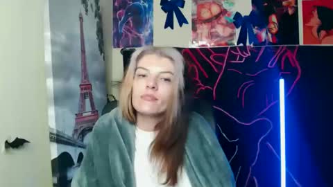Snapshot of vanrey_ chatting on 05/17/26, 04:54 Vanessa online show from 05/17/26, 04:54