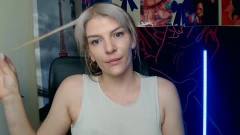 Snapshot of vanrey_ chatting on 05/18/26, 03:07 Vanessa online show from 05/18/26, 03:07