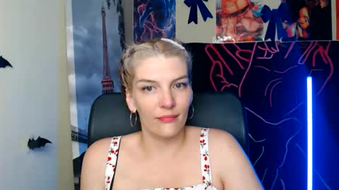 Snapshot of vanrey_ chatting on 05/22/26, 03:28 Vanessa online show from 05/22/26, 03:28