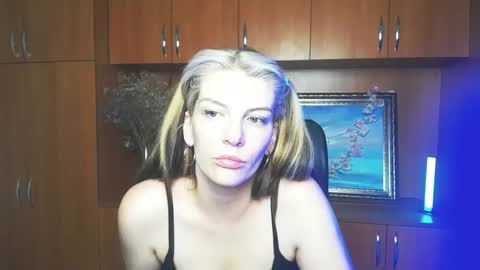 Snapshot of vanrey_ chatting on 05/25/26, 02:28 Vanessa online show from 05/25/26, 02:28