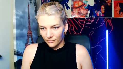 Snapshot of vanrey_ chatting on 05/26/26, 04:47 Vanessa online show from 05/26/26, 04:47