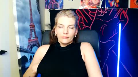 Snapshot of vanrey_ chatting on 05/27/26, 02:41 Vanessa online show from 05/27/26, 02:41