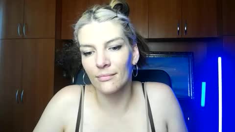 Snapshot of vanrey_ chatting on 06/05/26, 07:03 Vanessa online show from 06/05/26, 07:03