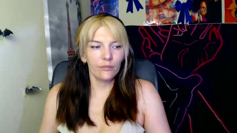 Snapshot of vanrey_ chatting on 06/18/26, 06:24 Vanessa online show from 06/18/26, 06:24