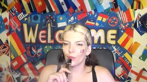Snapshot of vanrey_ chatting on 07/11/26, 06:43 Vanessa online show from 07/11/26, 06:43
