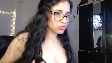 Snapshot of vanyxxxx chatting on 11/28/25, 04:04 vanyxxxx online show from 11/28/25, 04:04