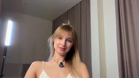Snapshot of variety_moments chatting on 11/21/25, 04:05 Heeeeey Im Hanna the art of tease online show from 11/21/25, 04:05