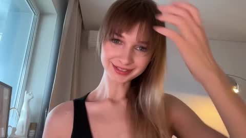 Snapshot of variety_moments chatting on 12/05/25, 05:27 Heeeeey Im Hanna the art of tease online show from 12/05/25, 05:27