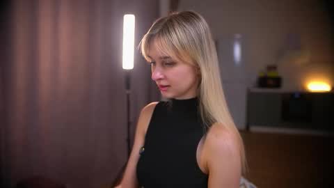 Snapshot of variety_moments chatting on 12/19/25, 05:09 Heeeeey Im Hanna the art of tease online show from 12/19/25, 05:09