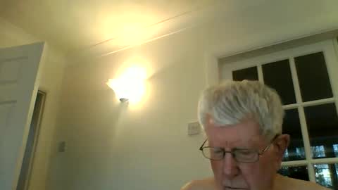 Snapshot of vassus chatting on 10/27/25, 04:00 vassus online show from 10/27/25, 04:00
