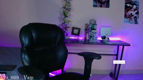 Snapshot of vayolett_dakotta chatting on 01/15/25, 02:02 Vayolett online show from 01/15/25, 02:02