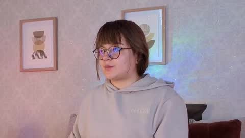 Vee Simons online show from 10/08/25, 08:28