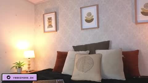 Vee Simons online show from 03/09/26, 08:02