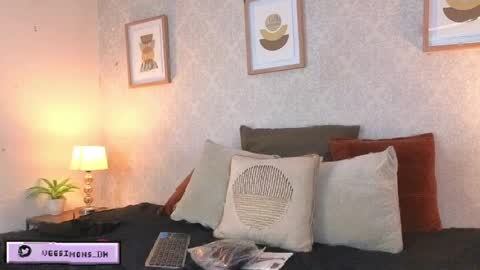 Vee Simons online show from 04/08/26, 07:47