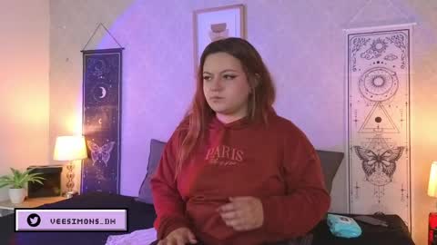 Vee Simons online show from 06/04/26, 07:42