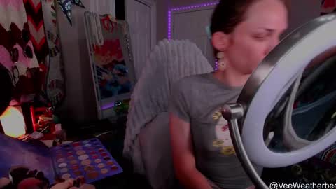 Snapshot of veeweatherbee chatting on 05/20/26, 10:16 Violet Weatherbee online show from 05/20/26, 10:16