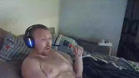 Snapshot of velikiibelyi17 chatting on 12/15/25, 02:10 Deniel online show from 12/15/25, 02:10