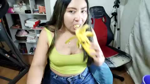 Snapshot of vellarossa chatting on 07/01/26, 04:58 Im VelaI will be Christmas and New Year with my family December 22 to January 13 I will miss you guys. online show from 07/01/26, 04:58