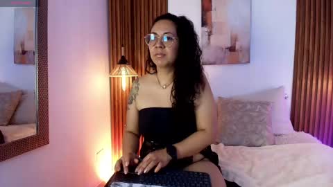 Snapshot of velvet_curly chatting on 04/23/26, 12:29 Emma Curly online show from 04/23/26, 12:29