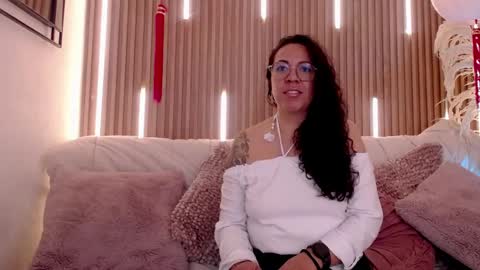Snapshot of velvet_curly chatting on 05/27/26, 12:24 Emma Curly online show from 05/27/26, 12:24