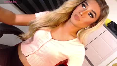 Snapshot of velvet_fux chatting on 04/21/26, 05:03 Richy will make you fall in love online show from 04/21/26, 05:03